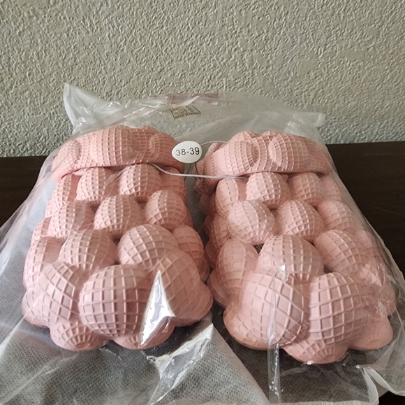 Bubble Soft Pillow Stress Relief Slide, Unisex Sandals - Picture 3 of 5